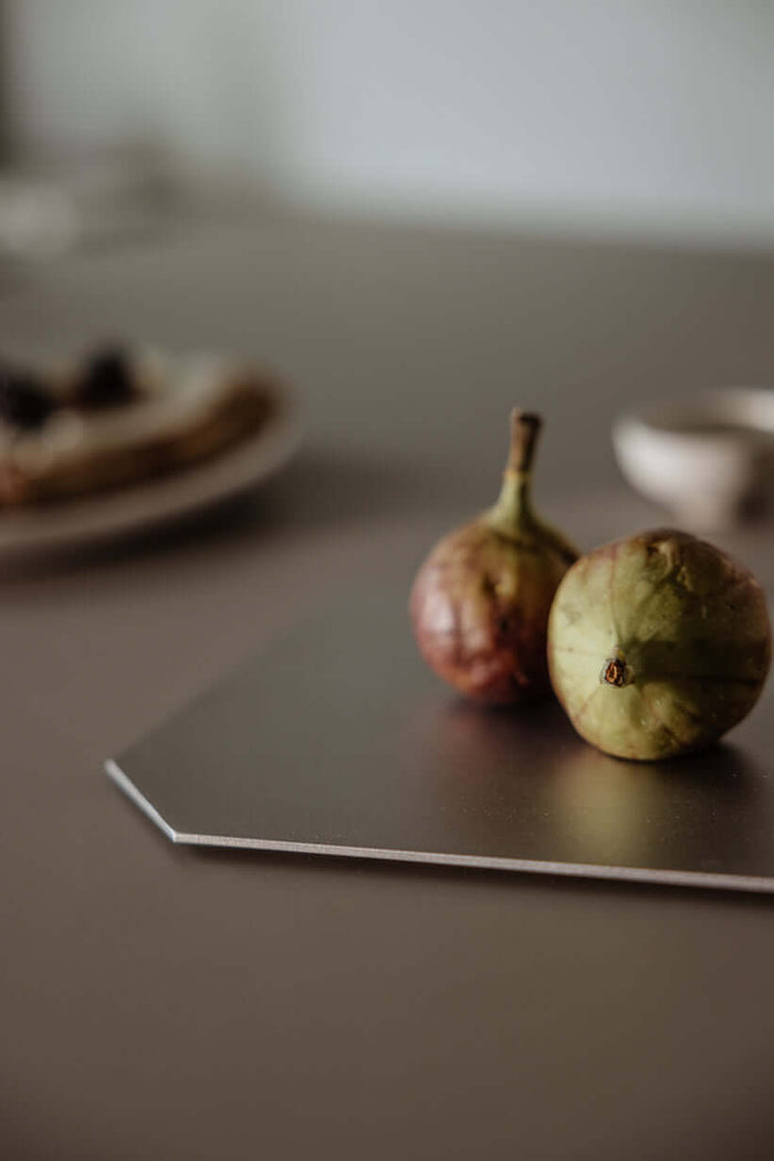 Dekotablett mit frischen Feigen in einem stilvollen Zuhause, edelstahl mit mattem Finish.