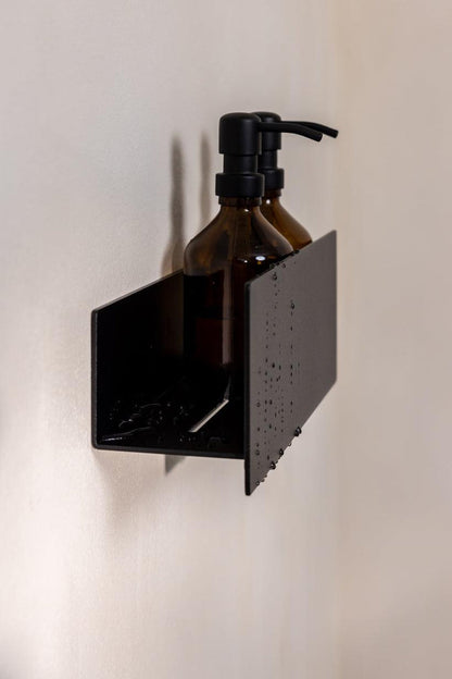 Duschablage SHEA mit braunem Spender für Shampoo oder Lotion an der Wand montiert.