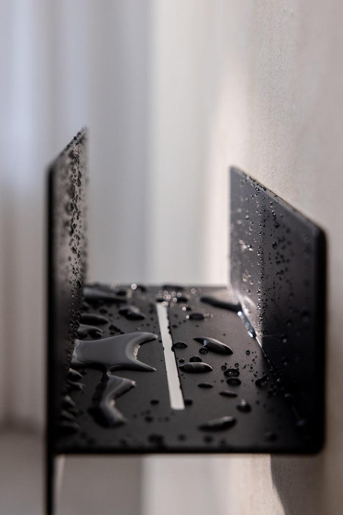 Duschablage aus Aluminium mit Wassertröpfchen, ideal für die Dusche oder das Bad, modernes Design.