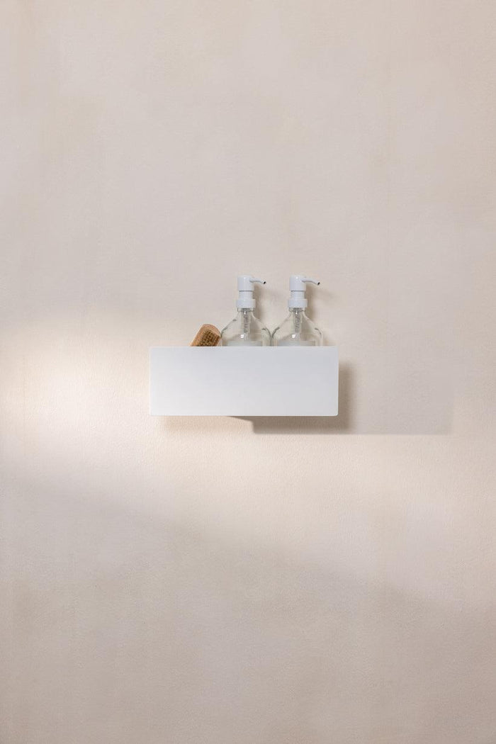 Duschablage SHEA aus Aluminium mit zwei transparenten Flaschen auf einer Wand, modernes und stilvolles Design.