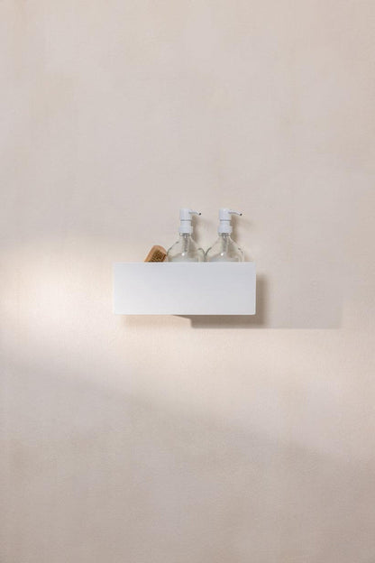 Duschablage SHEA aus Aluminium mit zwei transparenten Flaschen auf einer Wand, modernes und stilvolles Design.