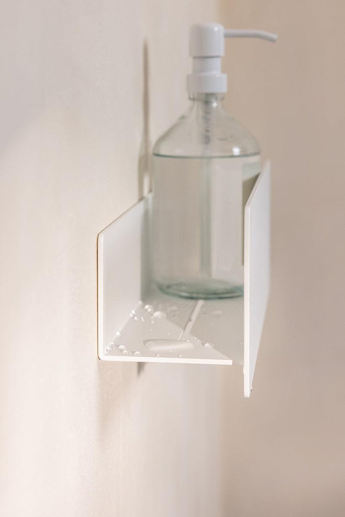 Duschablage SHEA mit Seifenspender in minimalistischer Gestaltung, perfekt für Dusche oder Bad