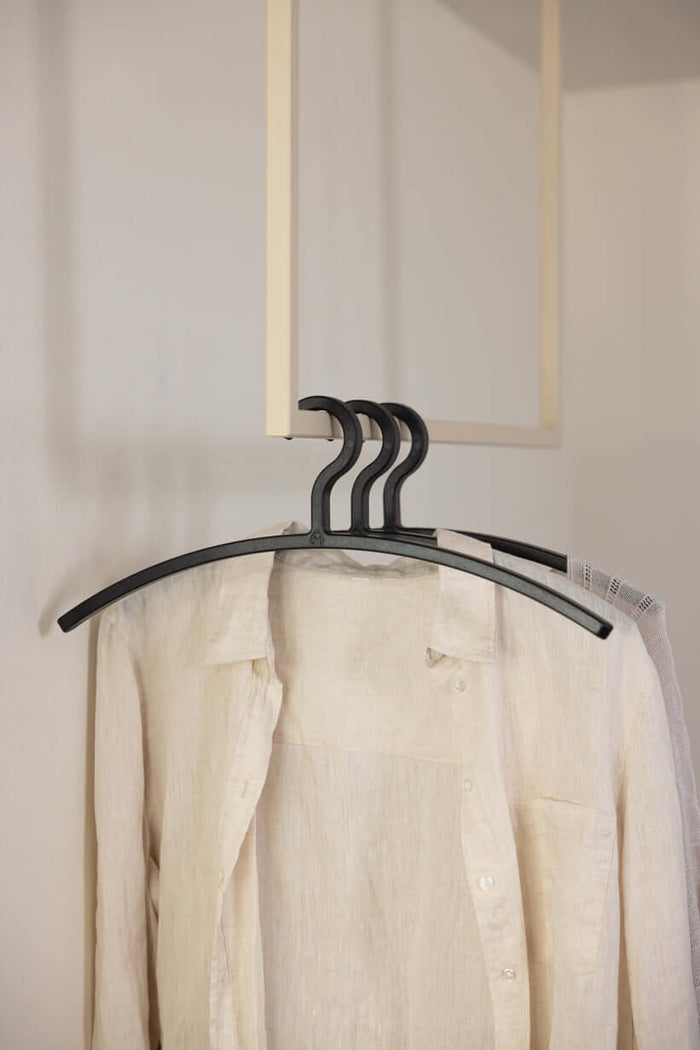 Kleiderbügel FAY im minimalistischen Design mit beiger Bluse im Hintergrund, ideal zum Schutz empfindlicher Kleidung.