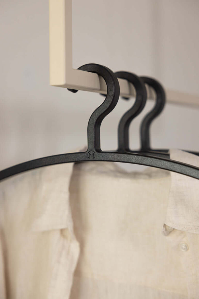 Kleiderbügel FAY im Set, modernes Design aus Kunststoff, schonend für Kleidung, minimalistische Garderobenlösung.
