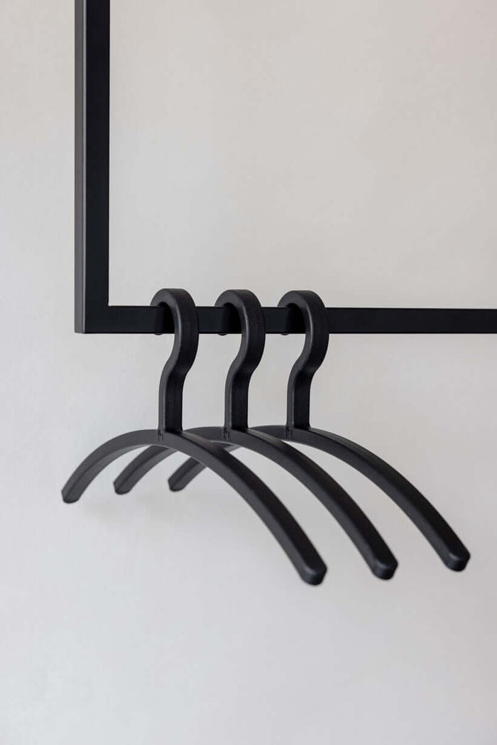 Minimales Design der Kleiderbügel FAY in schwarz, ideal für moderne Garderoben. Funktionale und stilvolle Aufbewahrung.