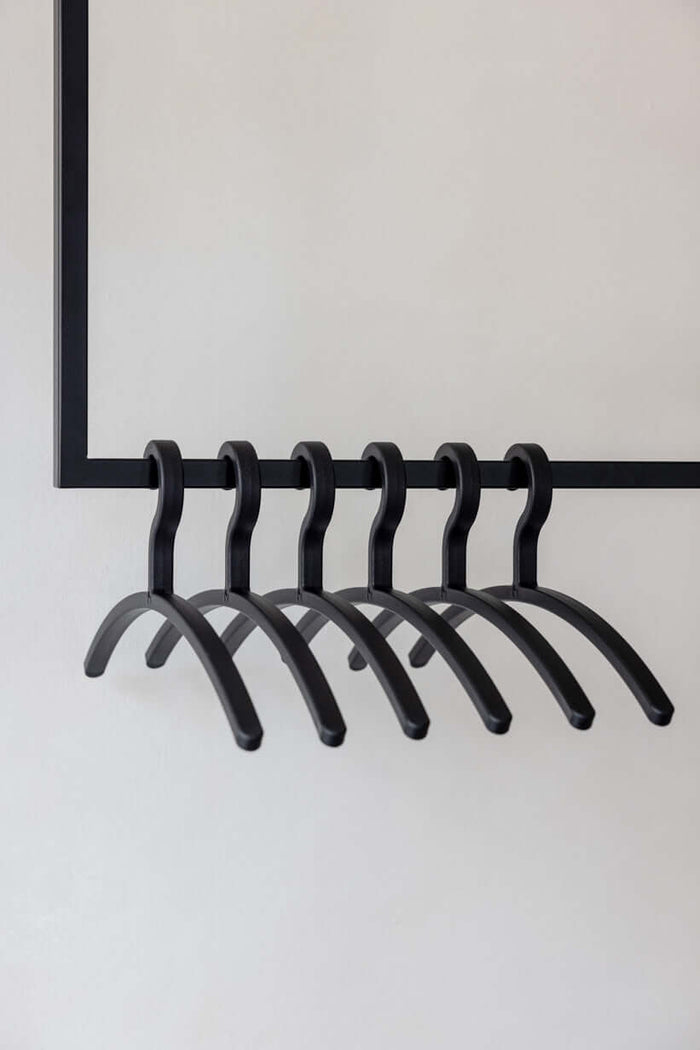 Kleiderbügel FAY (3er Set) aus hochwertigem Kunststoff, minimalistisch und modern gestaltet, ideal für empfindliche Kleidung.