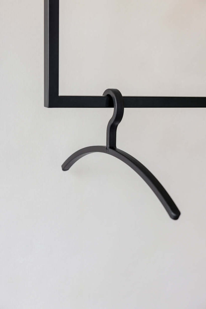 Kleiderbügel FAY in minimalistischer schwarzer Form, ideal für moderne Garderoben und empfindliche Kleidung.