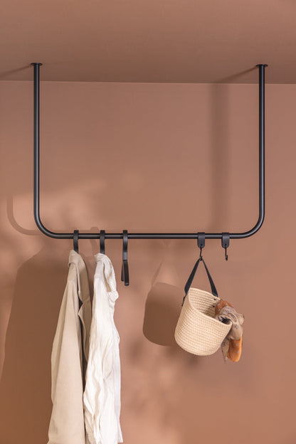Kleiderstange mit Deckenmontage aus Metall, ideal für Jacken und Accessoires im Eingangsbereich.