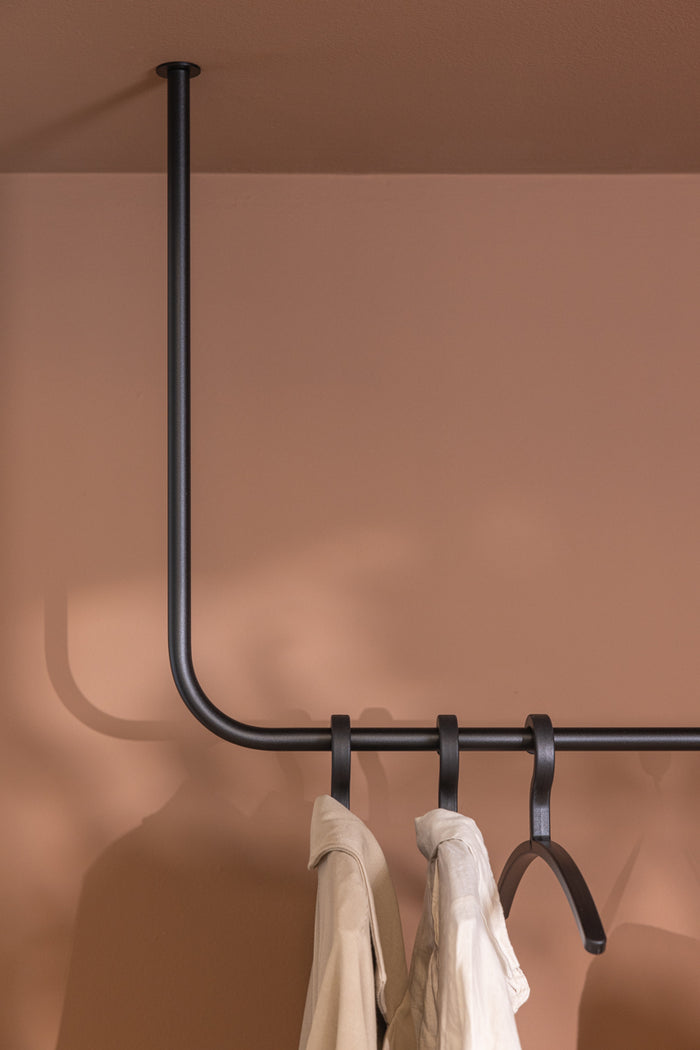 Kleiderstange ENIO aus Metall mit abgerundeter Form, ideal für Jacken und Mäntel im Eingangsbereich.