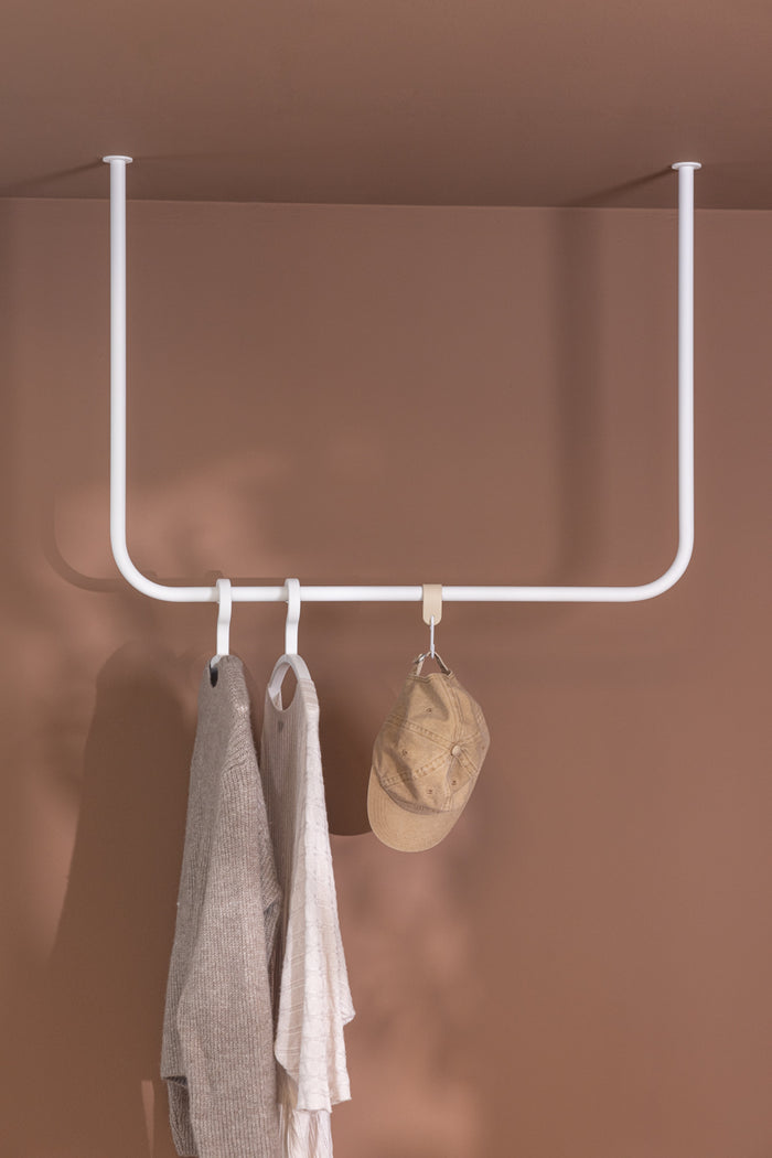 Kleiderstange Enio mit Deckenmontage, perfekt für Jacken und Hüte, minimalistisches Design in Weiß.