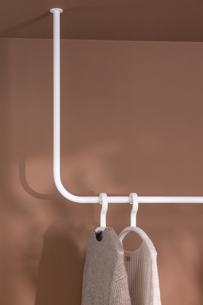 Kleiderstange ENIO mit abgerundeter Form, ideal für Flur und Ankleide, hochwertiges Metalldesign.