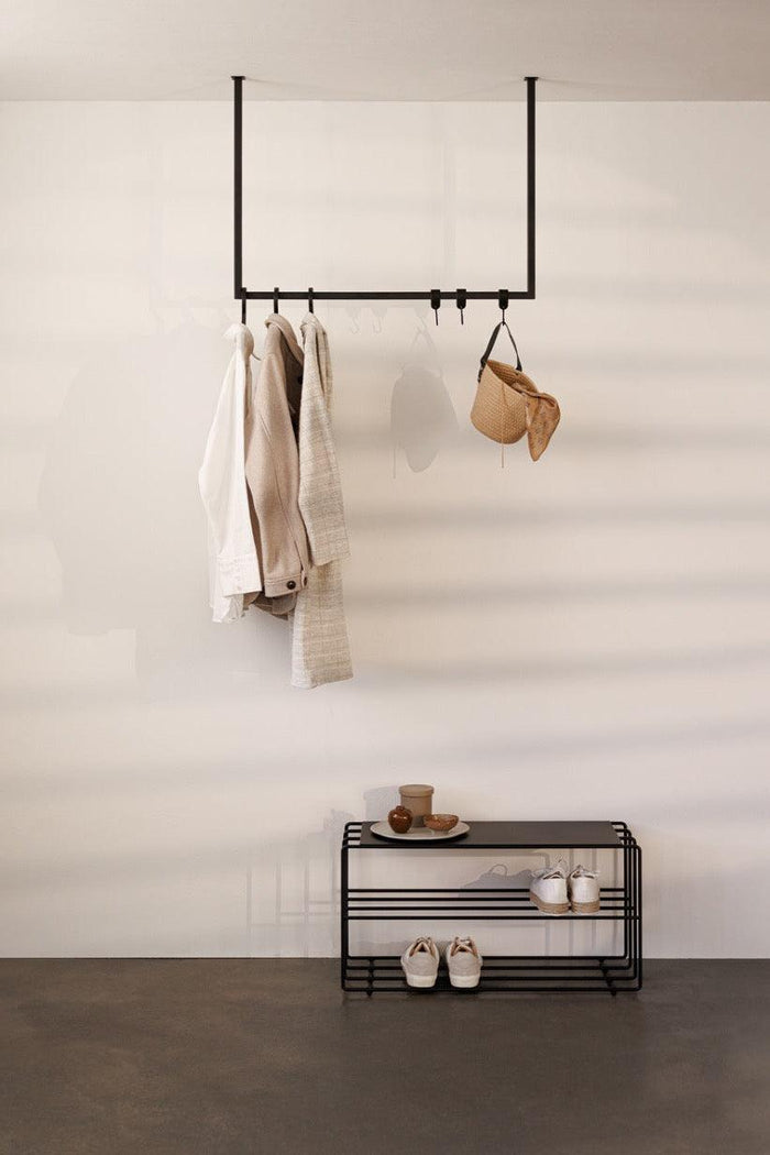 Kleiderstange RUBI mit minimalistischer Form, perfekt für Ankleidebereiche, hält Kleidung und Accessoires.