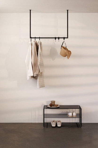 Kleiderstange RUBI mit minimalistischer Form, perfekt für Ankleidebereiche, hält Kleidung und Accessoires.