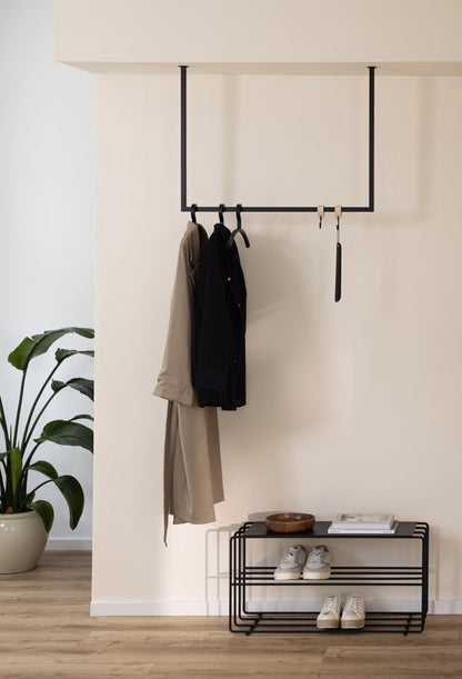 Moderne Kleiderstange RUBI mit Kleidung in einem stilvollen Ankleidebereich, minimalistisches Design und Stabilität.