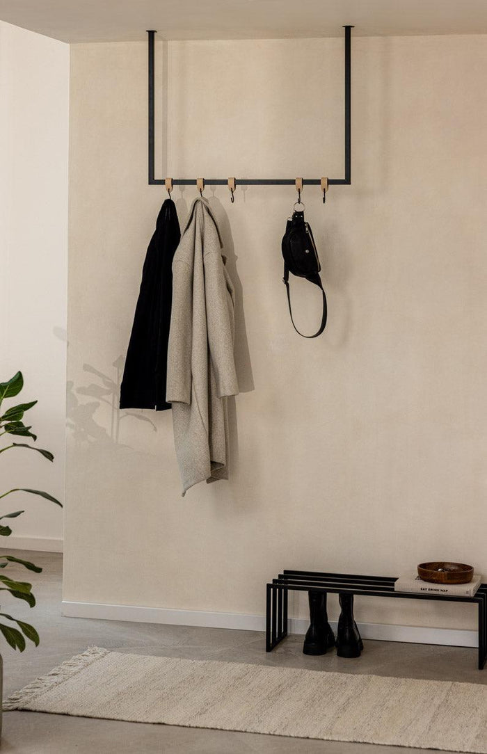 Kleiderstange RUBI in minimalistischem Design mit Jacken und Tasche, ideal für Ankleidebereiche.