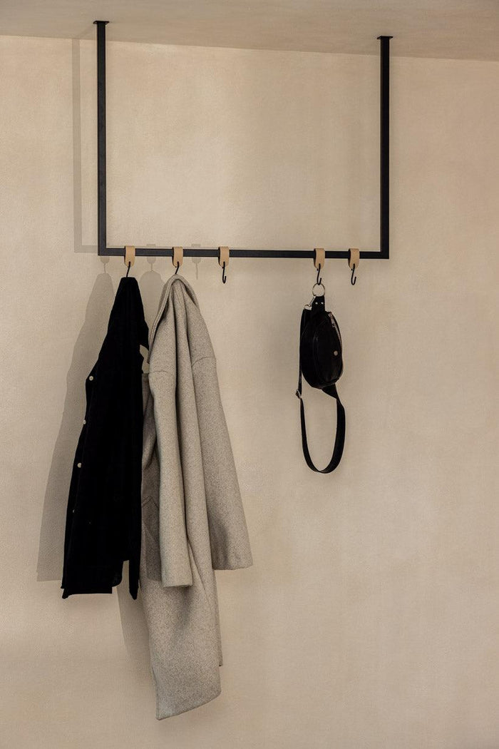 Kleiderstange RUBI mit minimalistischer Form und stabilen Materialien, ideal für Ankleidebereiche.