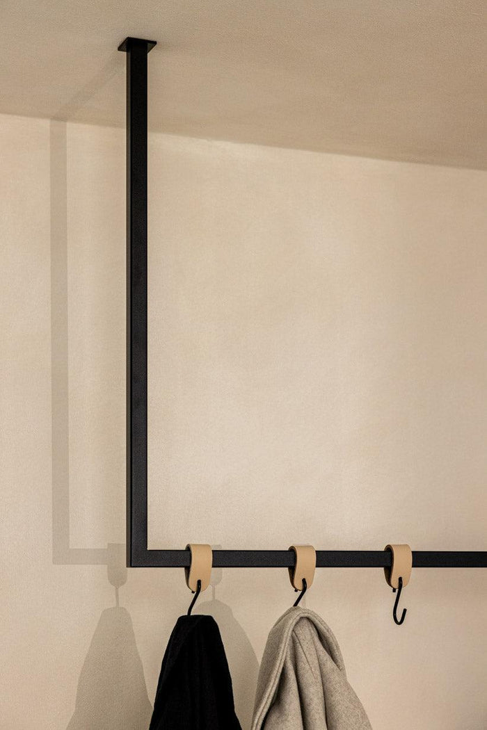 Kleiderstange RUBI mit minimalistischen Haken, ideal für das stilvolle Ankleidezimmer und die praktische Kleideraufbewahrung.