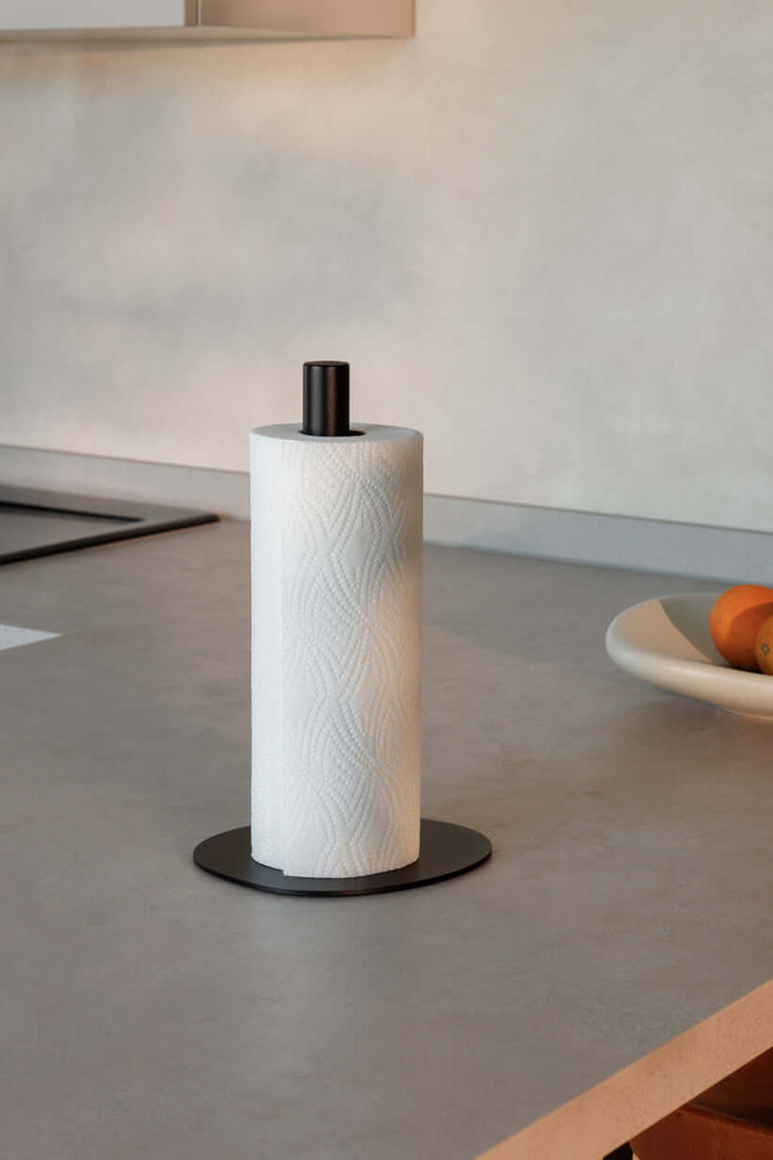 Küchenrollenhalter IVANA mit Papierrolle auf einer modernen Küchenarbeitsplatte, elegantes Design.