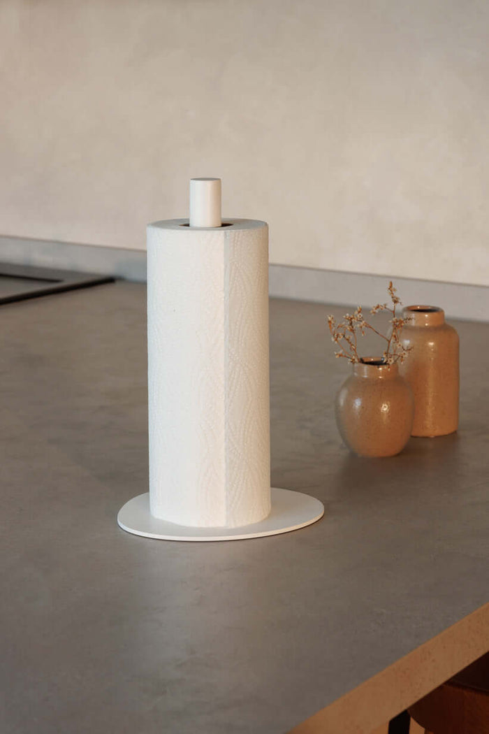 Küchenrollenhalter IVANA auf einer modernen Arbeitsfläche mit minimalistischen Vasen.