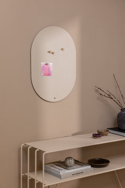 Elegante Magnettafel TAVO aus pulverbeschichtetem Metall, ideal für Zuhause oder Büro.