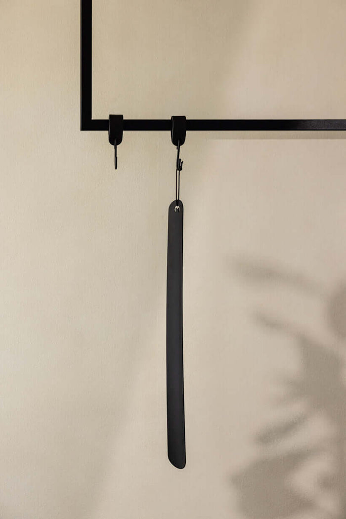 Schuhlöffel TILO aus hochwertigem Metall, minimalistisch und elegant, ideal für modernes Interieur.