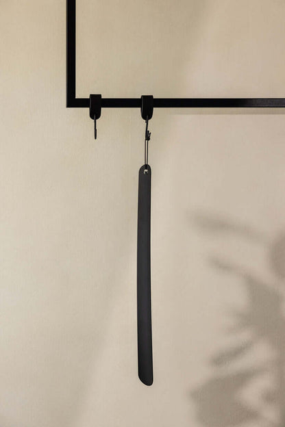 Schuhlöffel TILO aus hochwertigem Metall, minimalistisch und elegant, ideal für modernes Interieur.