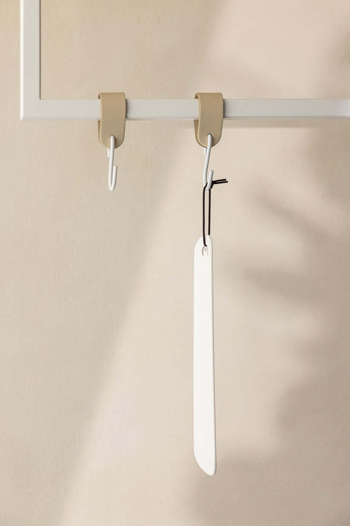 Schuhlöffel TILO an eleganten Haken, minimalistisches Design aus hochwertigem Metall.
