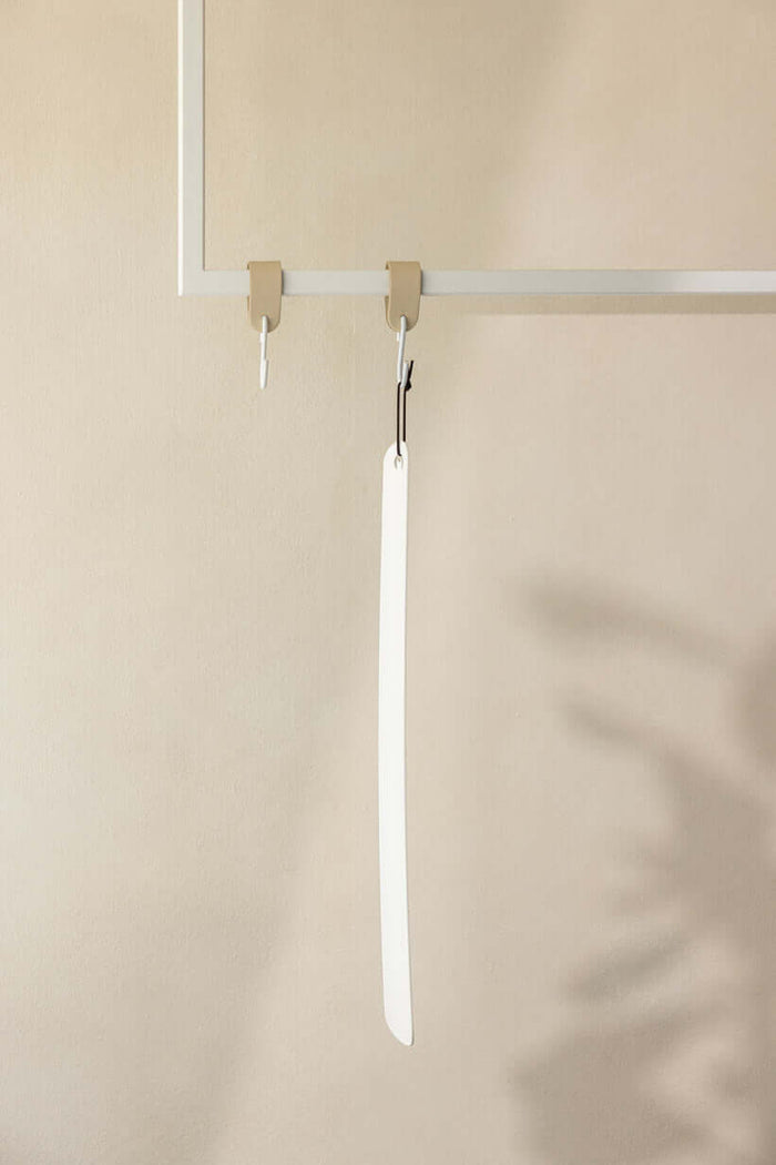 Minimalistischer Schuhlöffel TILO aus hochwertigem Metall, elegant in modernem Interieur präsentiert.