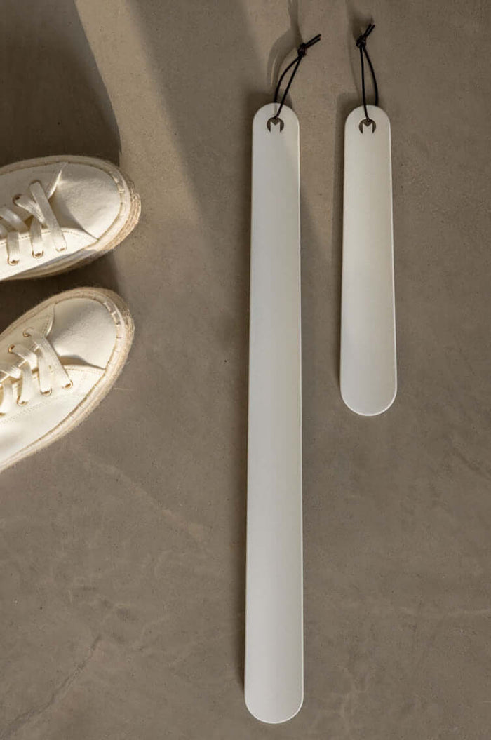 Minimalistischer Schuhlöffel TILO aus hochwertigem Metall, ideal für moderne Interieurs.