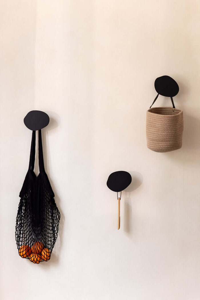 Drei moderne Wandhaken LOU zur Aufbewahrung von Taschen und Körben, ideal für minimalistische Wohnräume. Wandhaken.