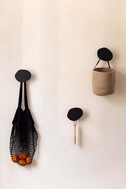 Drei moderne Wandhaken LOU zur Aufbewahrung von Taschen und Körben, ideal für minimalistische Wohnräume. Wandhaken.