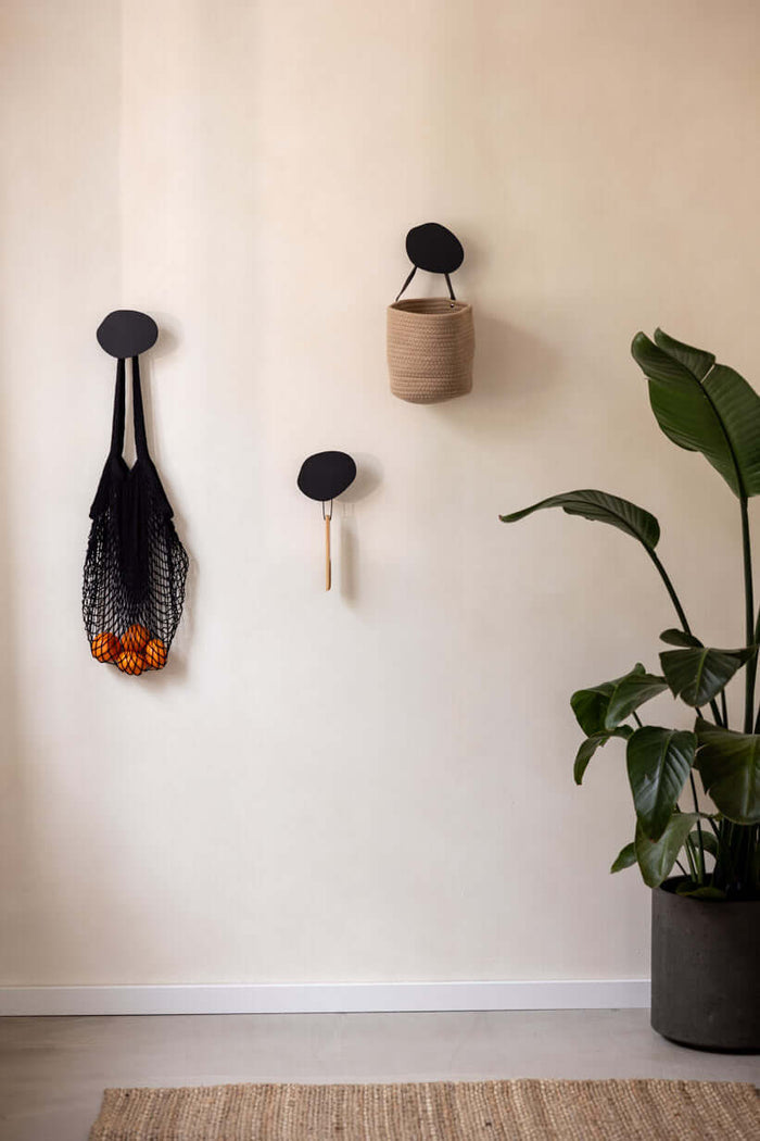 Moderne Wandhaken LOU im minimalistischen Design, perfekt für Kleidung und Schlüsselorganisation.