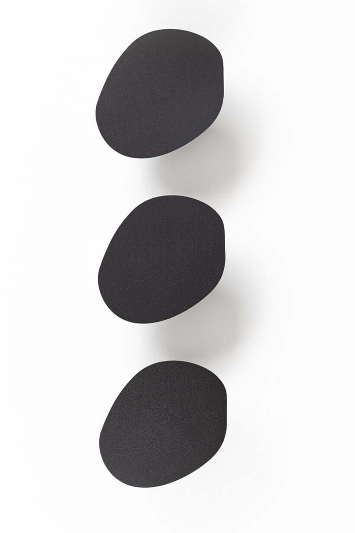 Wandhaken LOU (3er Set) in modernem, minimalistischen Design zur Aufbewahrung von Kleidung und Accessoires.