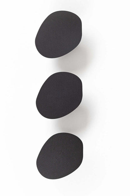 Wandhaken LOU (3er Set) in modernem, minimalistischen Design zur Aufbewahrung von Kleidung und Accessoires.