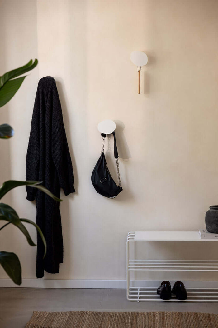 WANDHAKEN LOU im minimalistischen Wohnraum mit Kleidung und Tasche, ideal zur Organisation.