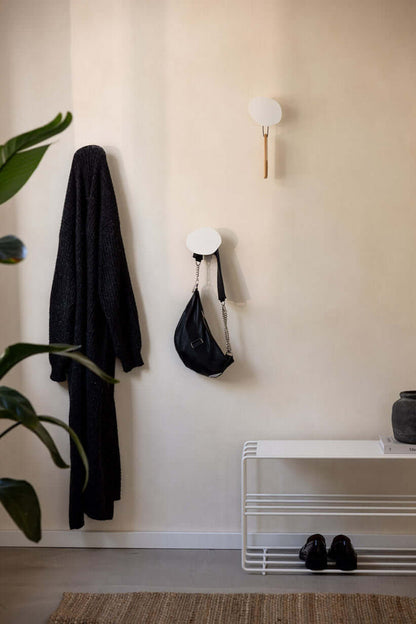 WANDHAKEN LOU im minimalistischen Wohnraum mit Kleidung und Tasche, ideal zur Organisation.