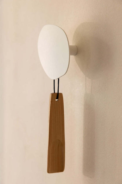 Wandhaken LOU in modernem Design, ideal für die Aufbewahrung von Kleidung und Accessoires.