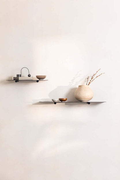 Wandregal LENN aus Metall mit minimalistischen Formen, ideal für moderne Wohnräume und individuelle Gestaltung.