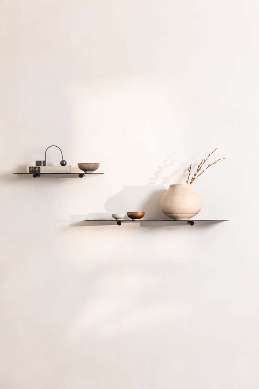 Wandregal LENN aus Metall mit minimalistischen Formen, ideal für moderne Wohnräume und individuelle Gestaltung.