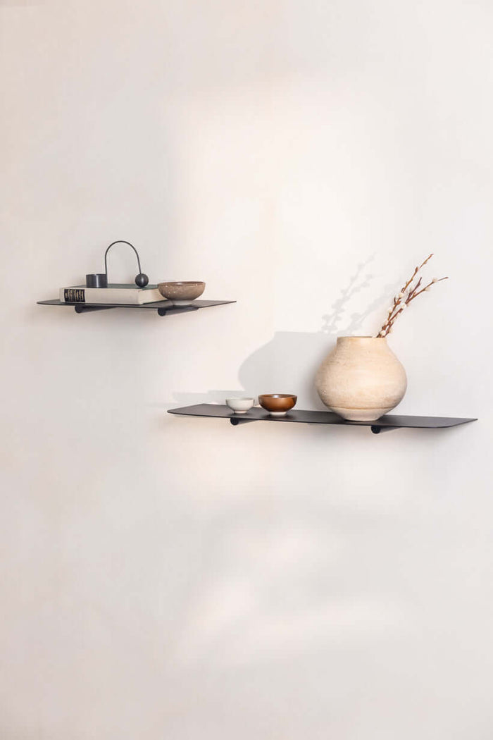 Wandregal LENN in modernem Design mit minimalistischen Formen und dekorativen Elementen.