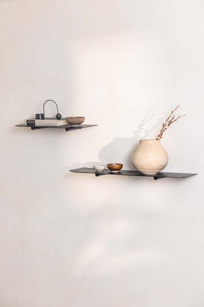 Wandregal LENN in modernem Design mit minimalistischen Formen und dekorativen Elementen.