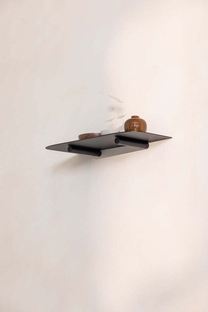 Wandregal LENN aus Metall mit minimalistischer Gestaltung, perfekt für moderne Wohnräume.