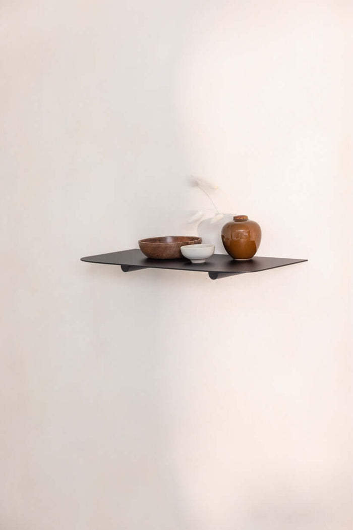 Minimalistisches Wandregal LENN mit dekorativen Schalen, ideal für zeitgemäße Wohnräume.