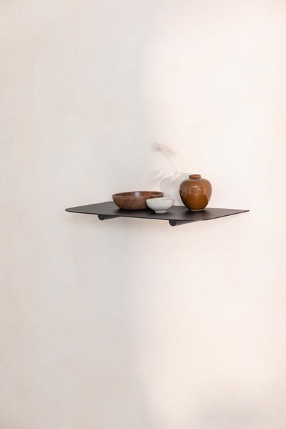 Minimalistisches Wandregal LENN mit dekorativen Schalen, ideal für zeitgemäße Wohnräume.